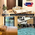 Modern Pool View Bts Ekkamai-1Br