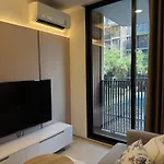 Modern Pool View Bts Ekkamai-1Br