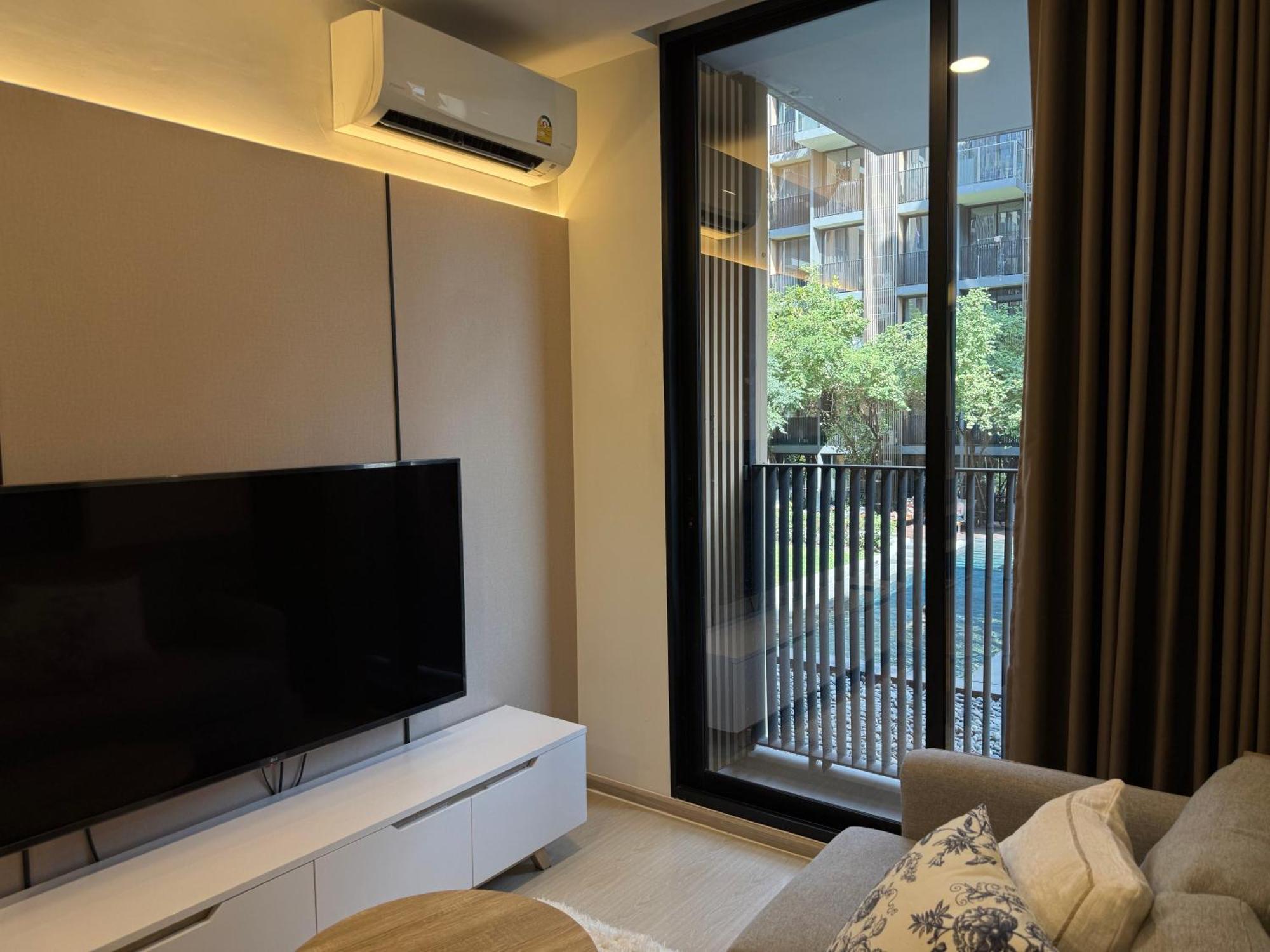 Modern Pool View Bts Ekkamai-1br Apartment